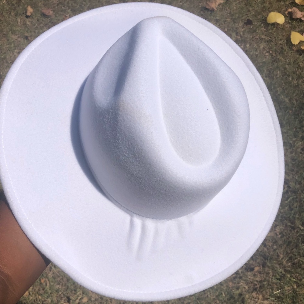 Cute WHITE wide-brim hat.